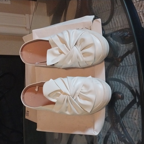 White slip in shoes with a bow on top - Picture 1 of 4